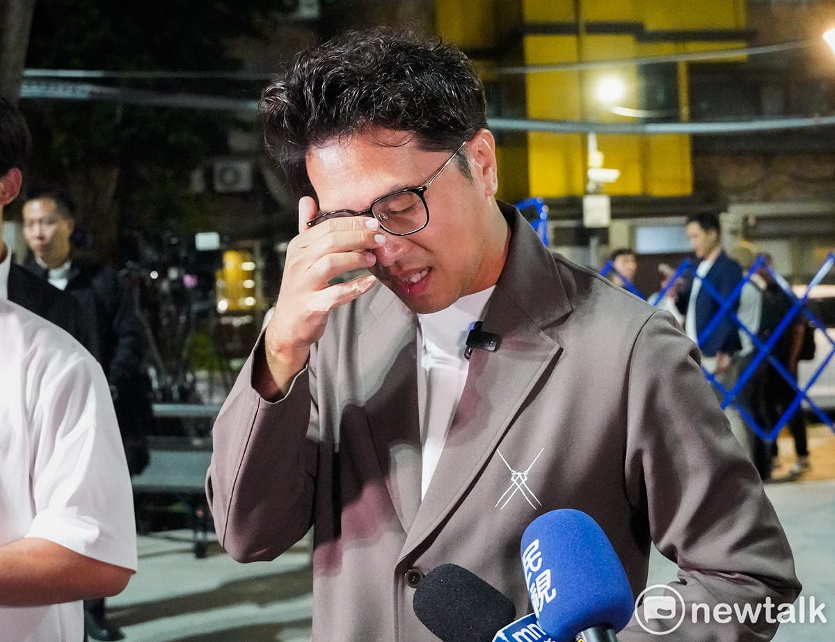 民進黨台北市長參選人沈伯洋晚間出席「台北．無限之城」論壇前仍難掩倦容，他的右手小指也可看出包紮著透明膠布。 圖：張良一/攝