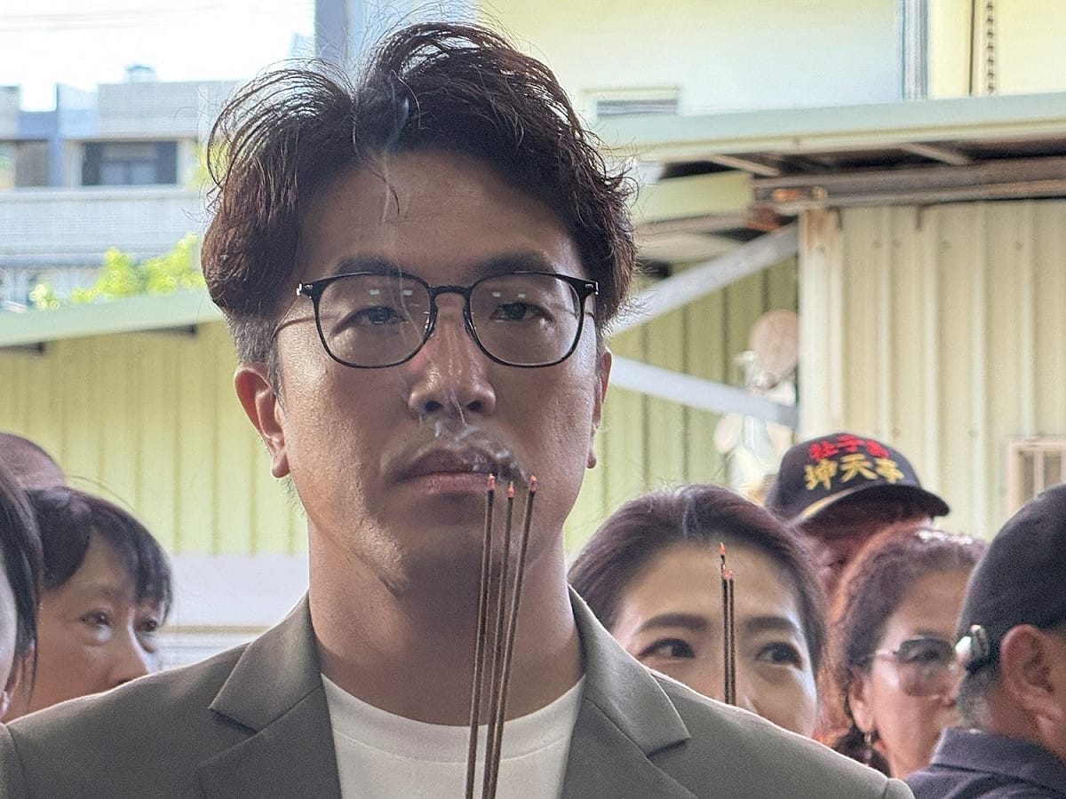 民進黨台北市長候選人、不分區立委沈伯洋17日上午在黨籍立委王世堅、市議員及市議員候選人陪同下前往社子島坤天亭參加四甲內祈安賜福遶境活動。 圖：林朝億/攝