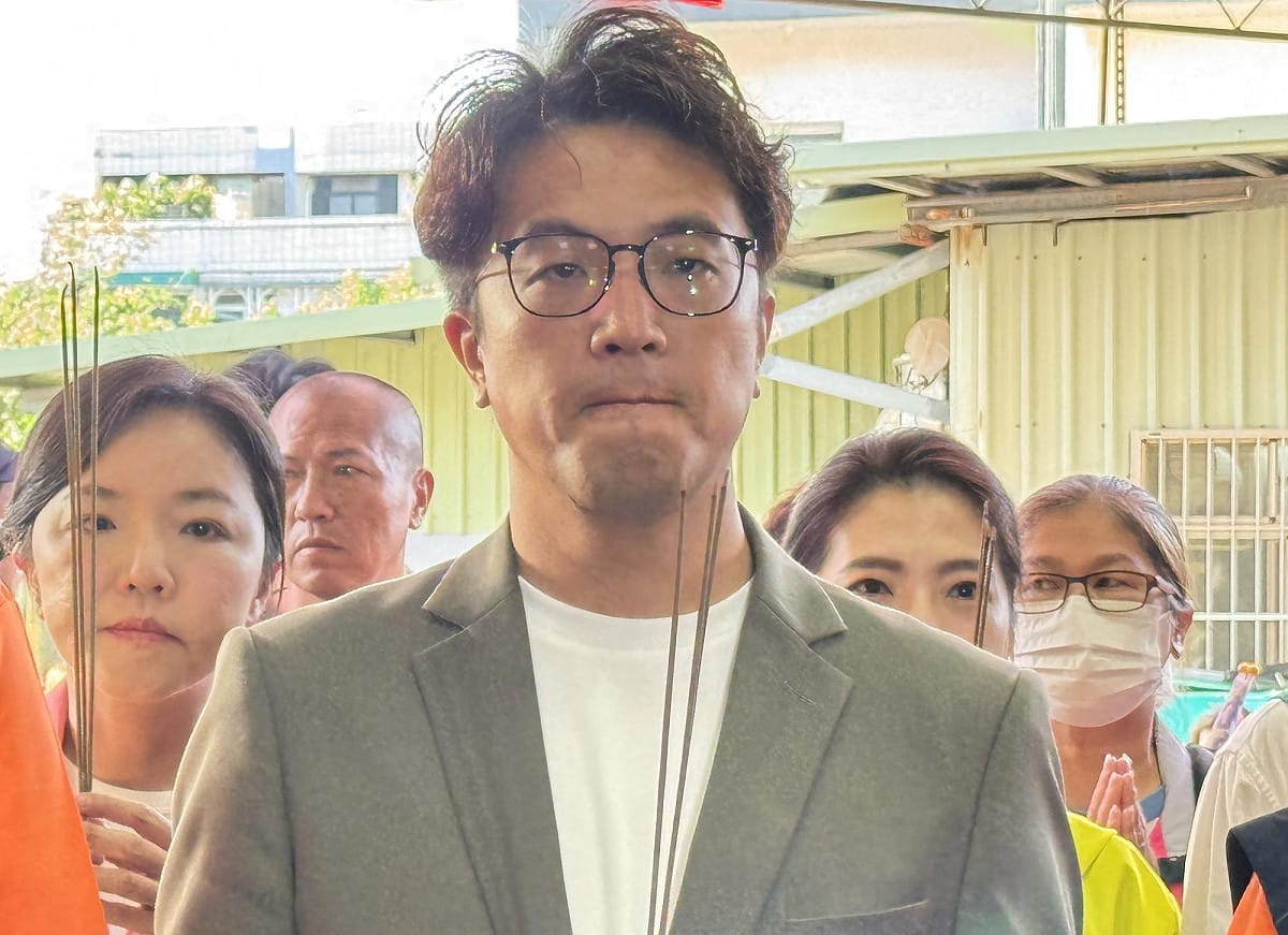 民進黨台北市長候選人、不分區立委沈伯洋17日上午在黨籍立委王世堅、市議員及市議員候選人陪同下前往社子島坤天亭參加四甲內祈安賜福遶境活動。 圖：林朝億/攝