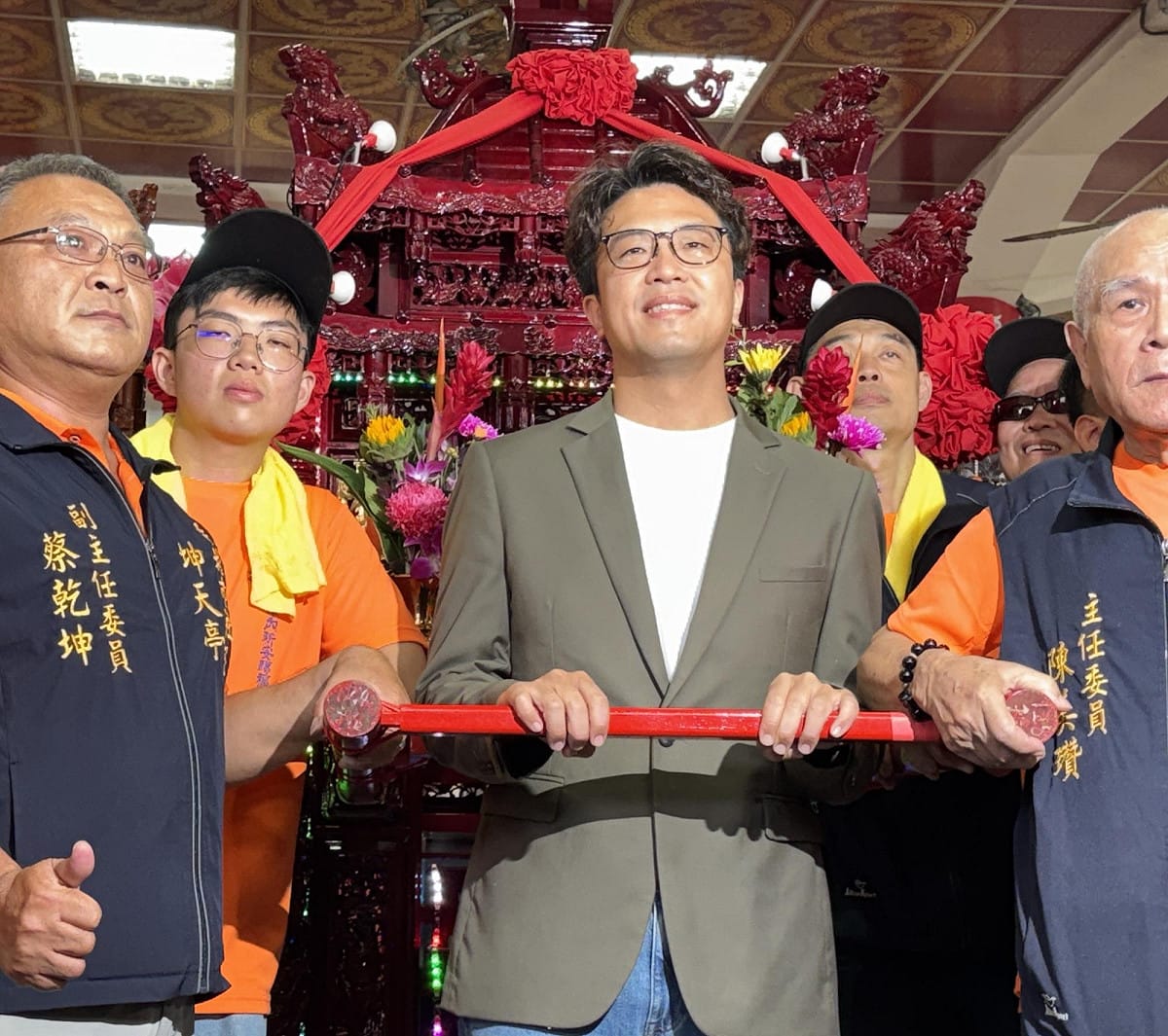 民進黨台北市長候選人、不分區立委沈伯洋17日上午在黨籍立委王世堅、市議員及市議員候選人陪同下前往社子島坤天亭參加四甲內祈安賜福遶境活動。民進黨台北市長候選人、不分區立委沈伯洋17日上午在黨籍立委王世堅、市議員及市議員候選人陪同下前往社子島坤天亭參加四甲內祈安賜福遶境活動。 圖：林朝億/攝