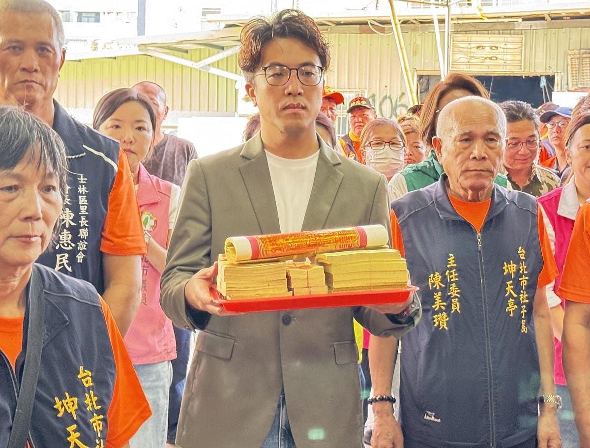 民進黨台北市長候選人、不分區立委沈伯洋17日上午在黨籍立委王世堅、市議員及市議員候選人陪同下前往社子島坤天亭參加四甲內祈安賜福遶境活動。 圖：林朝億/攝
