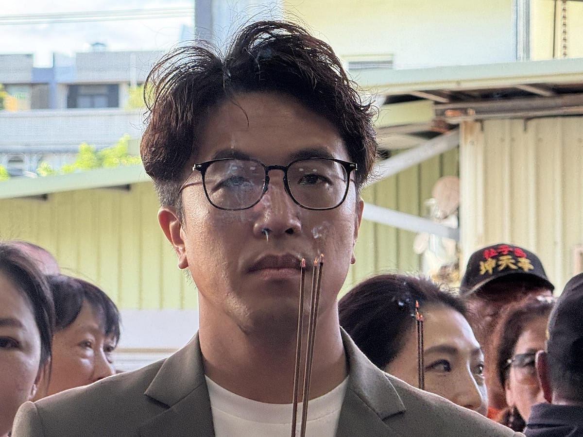 民進黨台北市長候選人、不分區立委沈伯洋17日上午在黨籍立委王世堅、市議員及市議員候選人陪同下前往社子島坤天亭參加四甲內祈安賜福遶境活動。 圖：林朝億/攝