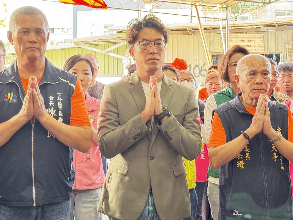 民進黨台北市長候選人、不分區立委沈伯洋17日上午在黨籍立委王世堅、市議員及市議員候選人陪同下前往社子島坤天亭參加四甲內祈安賜福遶境活動。 圖：林朝億/攝
