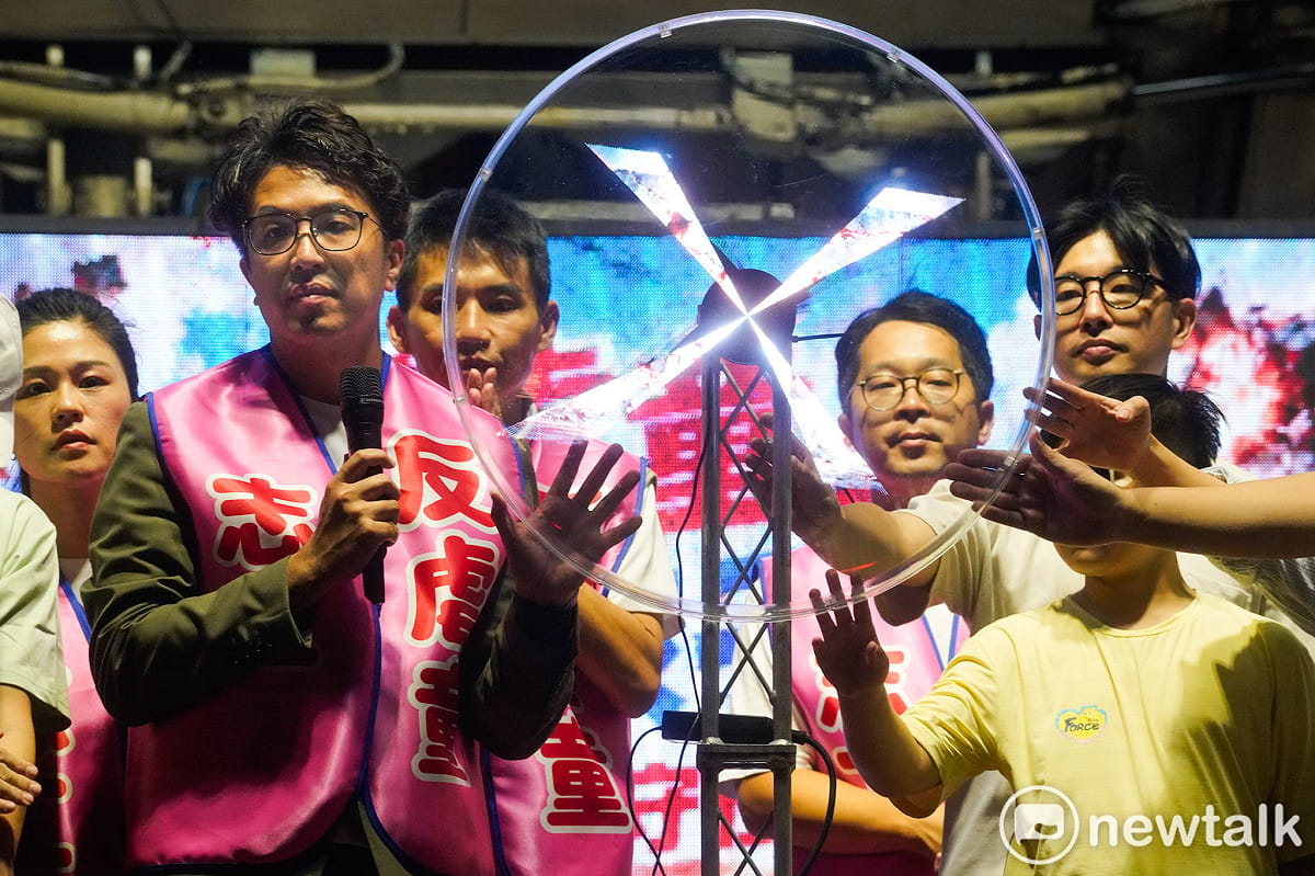 民進黨台北市長參選人沈伯洋與多位民進黨議員出席在凱道舉行的「反虐童護孩子凱道行動」，並共同啟動反兒虐儀式。 圖：張良一/攝