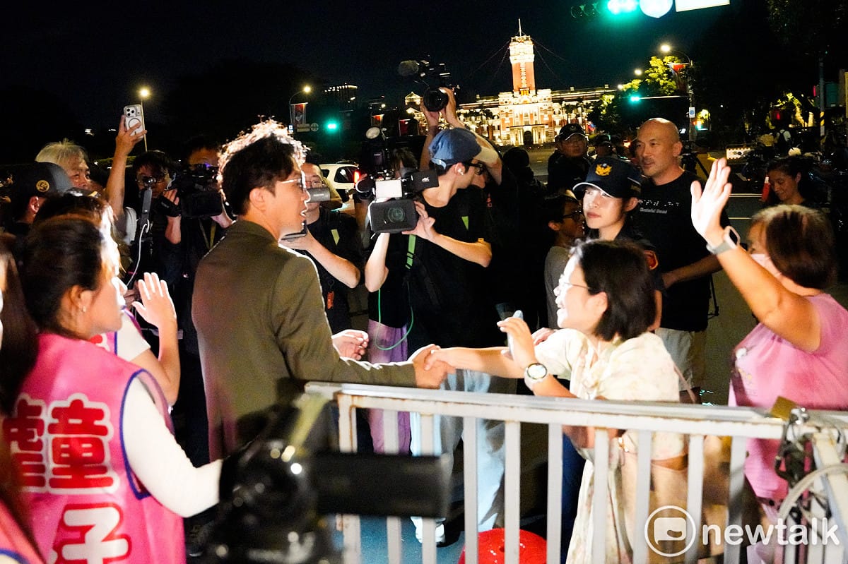 民進黨台北市長參選人沈伯洋與多位民進黨議員出席在凱道舉行的「反虐童護孩子凱道行動」後，和民眾握手致意。 圖：張良一/攝