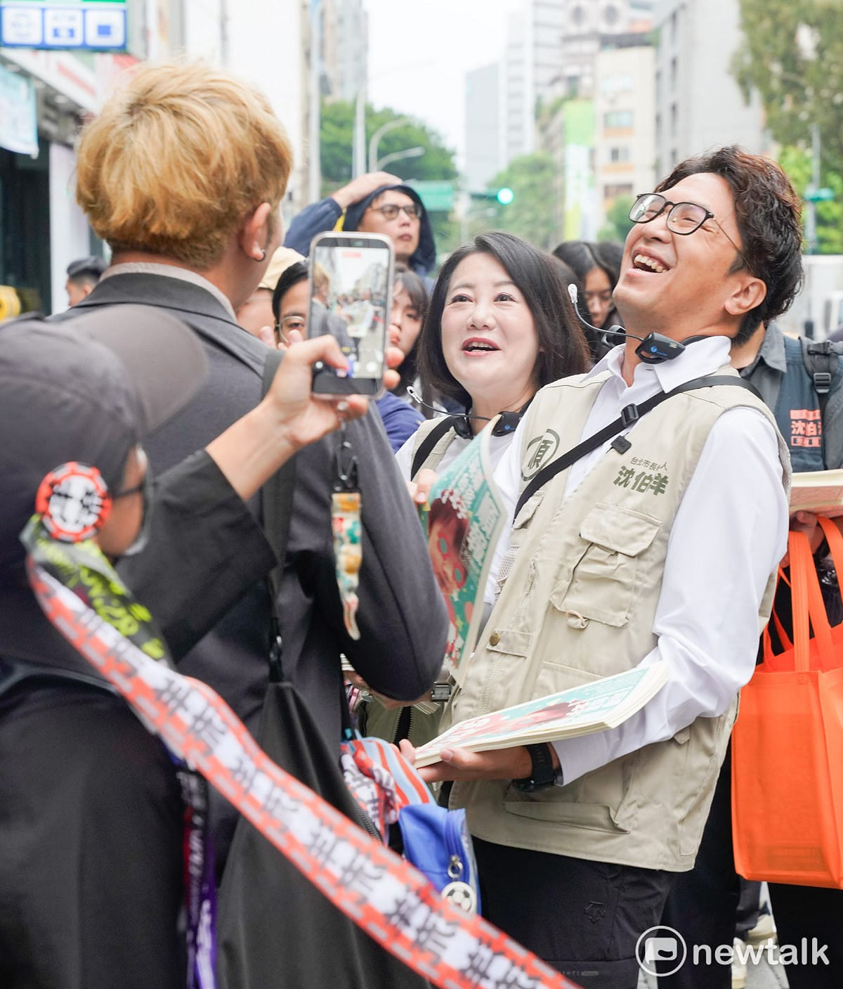 民進黨台北市長參選人沈伯洋到捷運南京復興站外發放第二期的順報。 圖：張良一/攝