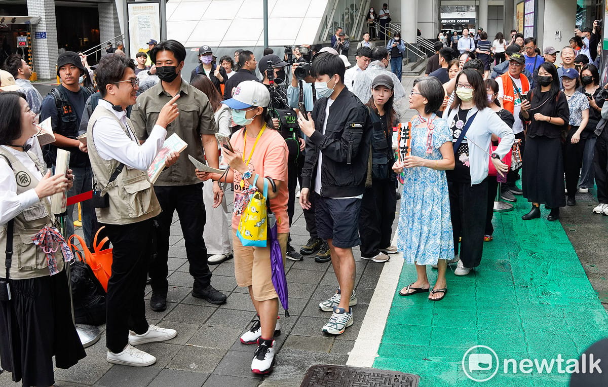 民進黨台北市長參選人沈伯洋到捷運南京復興站外發放第二期的順報。 圖：張良一/攝
