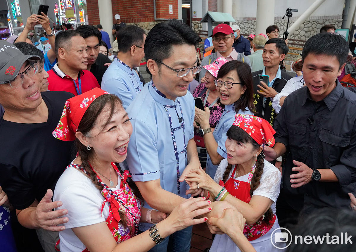 台北市長蔣萬安出席2026臺北客家義民嘉年華主祭大典後，和民眾握手致意。 圖：張良一/攝
