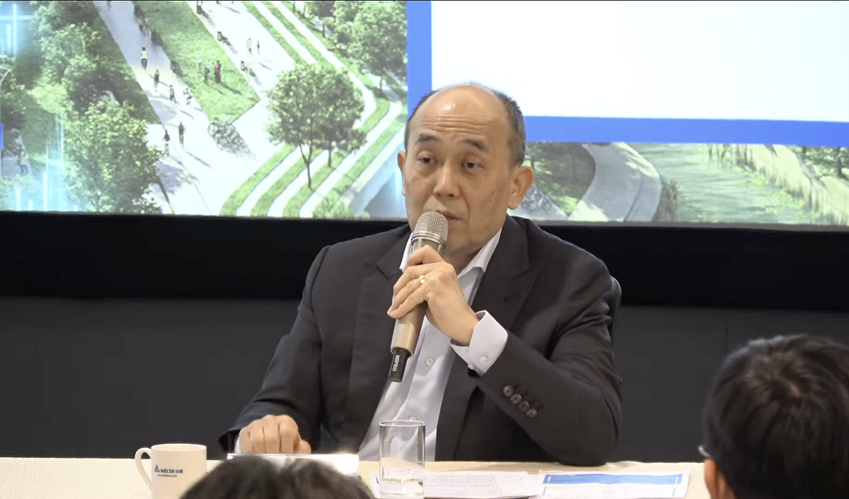 台達電（2308）企業投資部副總裁劉亮甫指出，目前 AI 資料中心需求依然強勁，但產業正面臨「缺料、缺電、缺工」等瓶頸，可能使資料中心建置及設備出貨時程出現波動，供應鏈營收難維持「平順地」每季增長。 圖：台達電法說會直播
