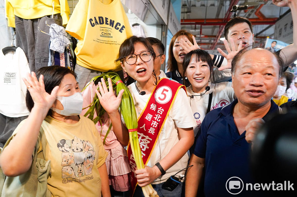 台北市長蔣萬安夫人石舫亘到成功市場掃街拜票。 圖：張良一/攝