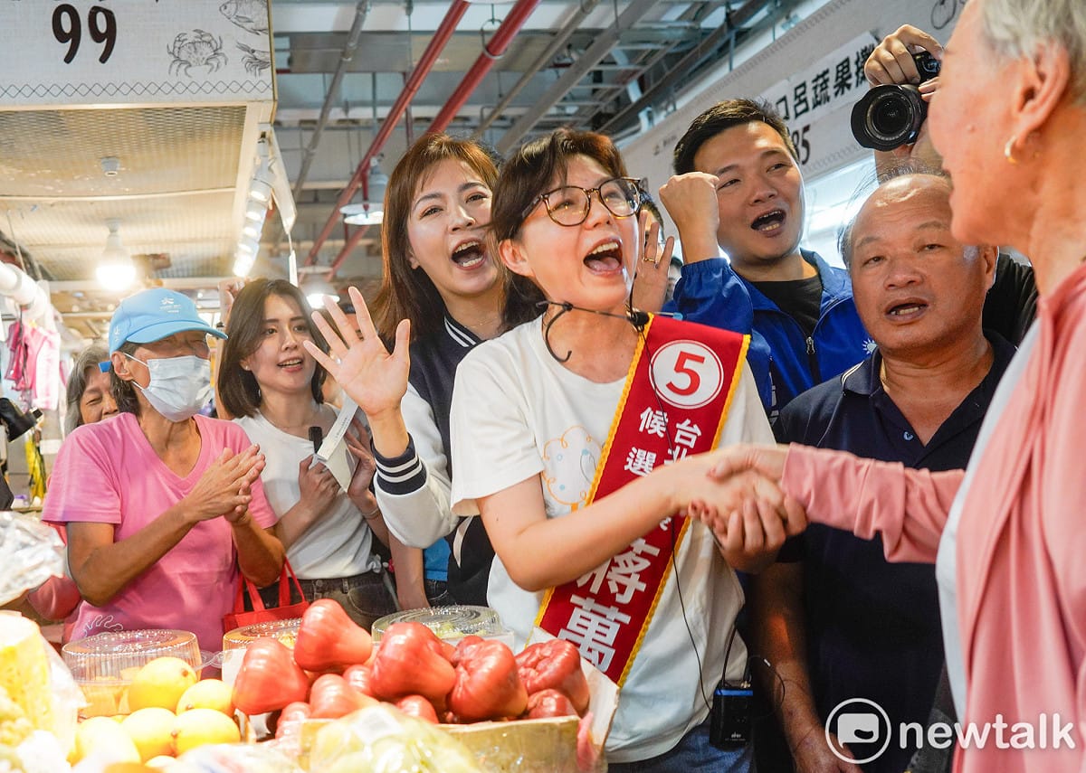 台北市長蔣萬安夫人石舫亘到成功市場掃街拜票。 圖：張良一/攝