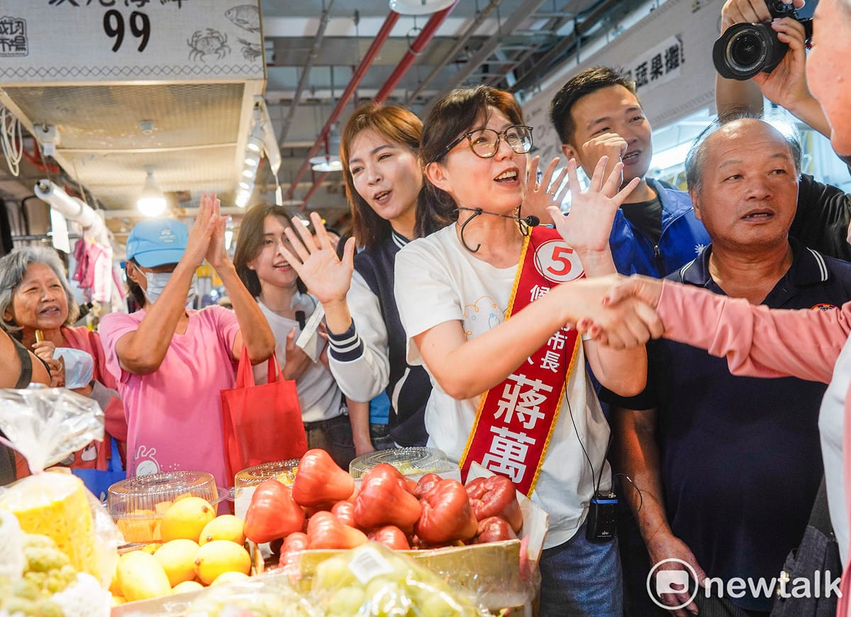 台北市長蔣萬安夫人石舫亘到成功市場掃街拜票。 圖：張良一/攝
