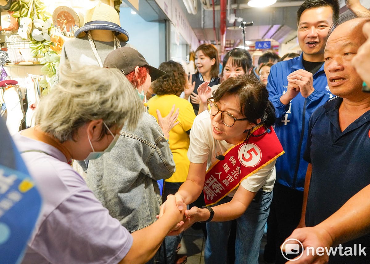 台北市長蔣萬安夫人石舫亘到成功市場掃街拜票。 圖：張良一/攝
