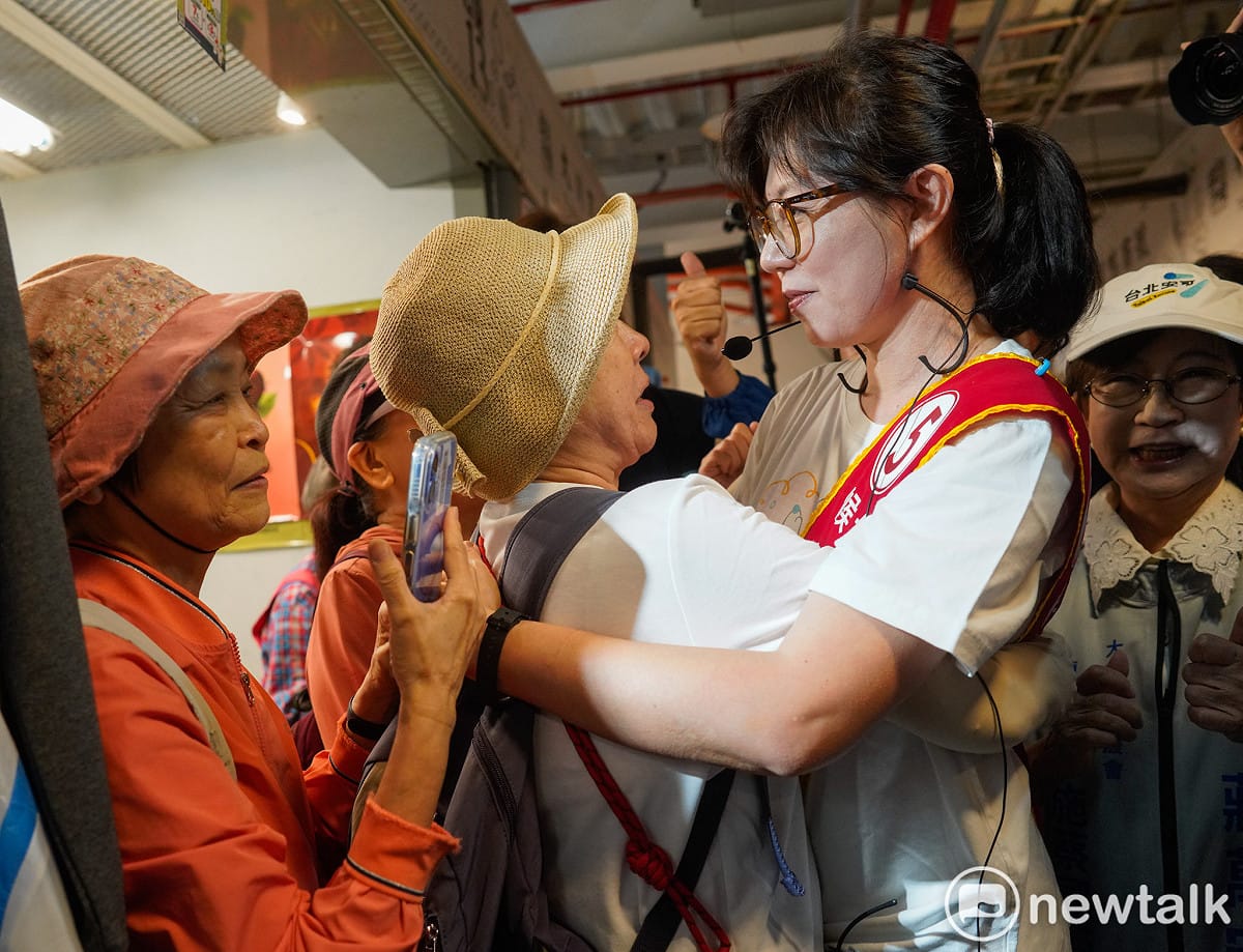 台北市長蔣萬安夫人石舫亘到成功市場掃街拜票。 圖：張良一/攝
