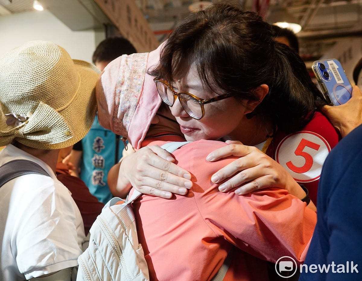 台北市長蔣萬安夫人石舫亘到成功市場掃街拜票。 圖：張良一/攝