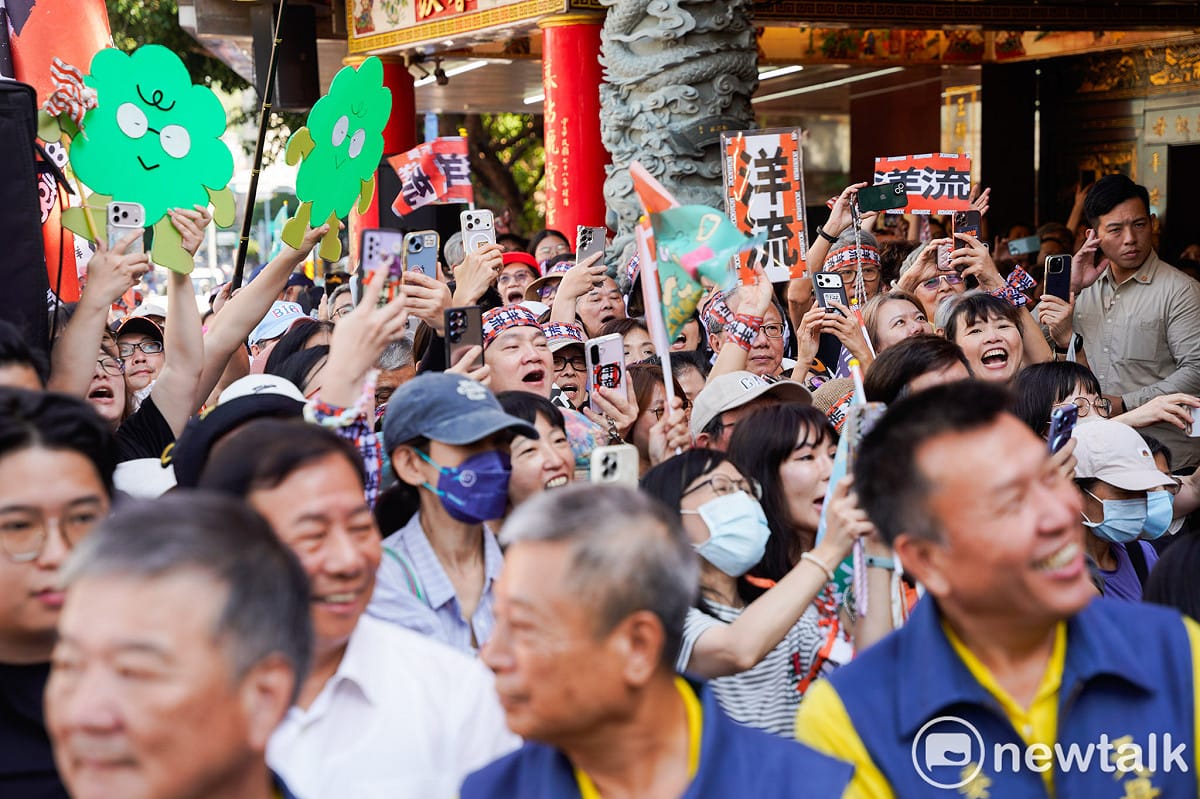 民進黨台北市長候選人沈伯洋陪同總統賴清德總到「天母三玉宮」參香祈福時，受到民眾熱烈的歡迎。 圖：張良一/攝