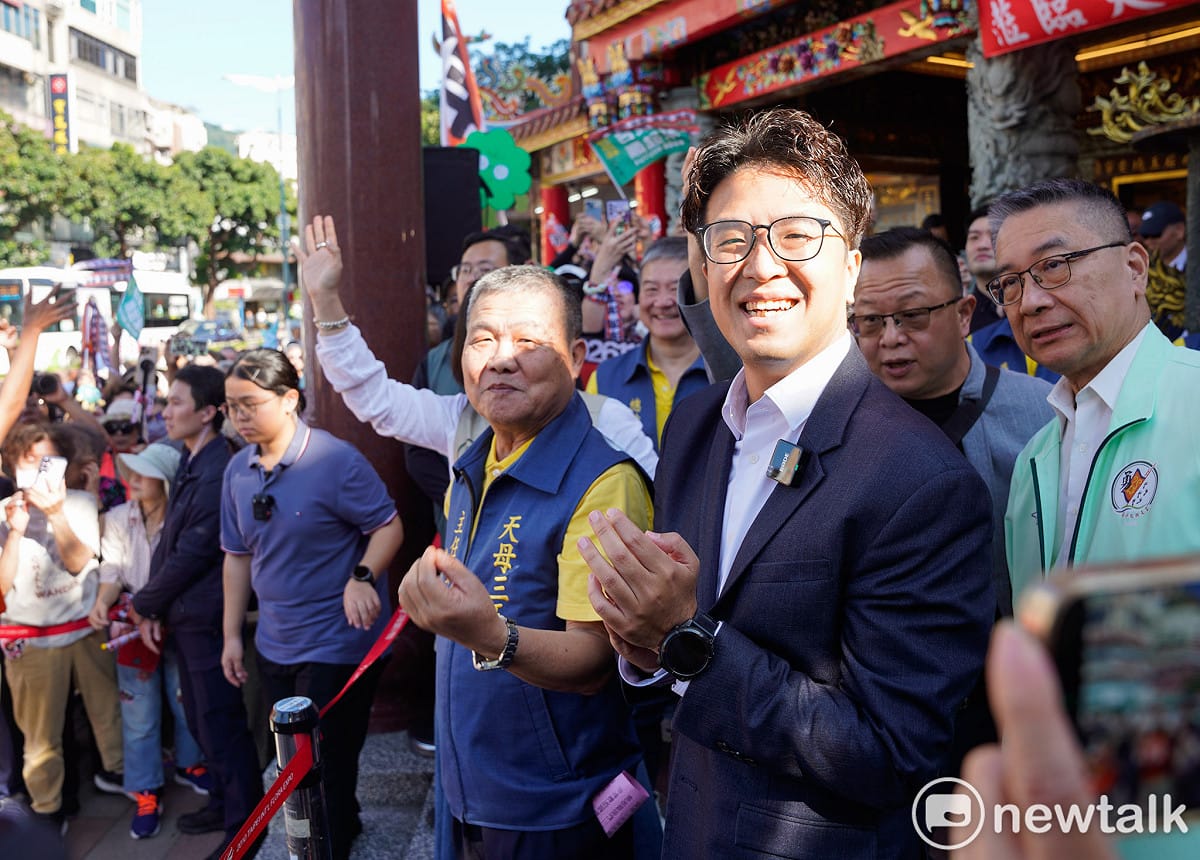 民進黨台北市長候選人沈伯洋陪同總統賴清德總到「天母三玉宮」參香祈福時，受到民眾熱烈的歡迎。 圖：張良一/攝