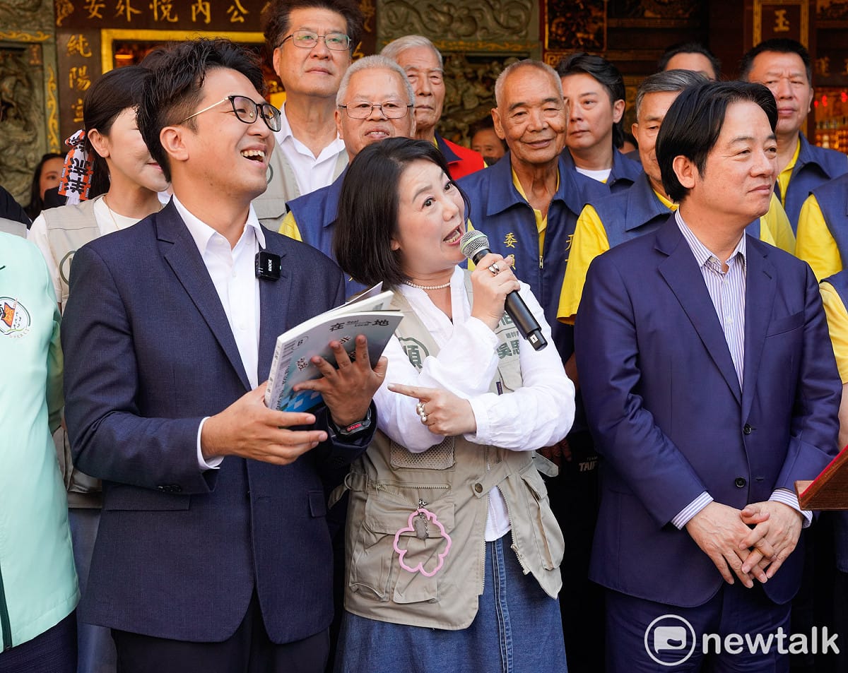 民進黨台北市長候選人沈伯洋陪同總統賴清德總到「天母三玉宮」參香祈福時，受到民眾熱烈的歡迎。 圖：張良一/攝