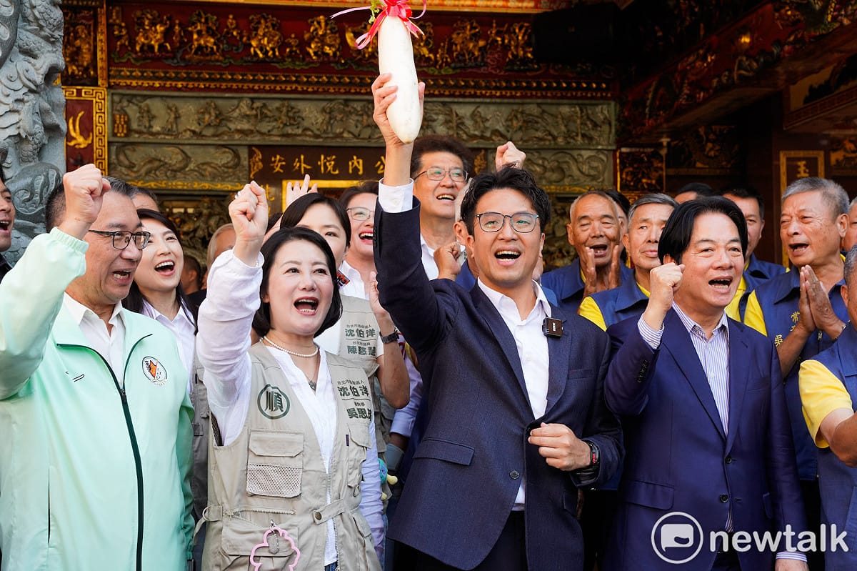 民進黨台北市長候選人沈伯洋陪同總統賴清德總到「天母三玉宮」參香祈福時，受到民眾熱烈的歡迎。 圖：張良一/攝
