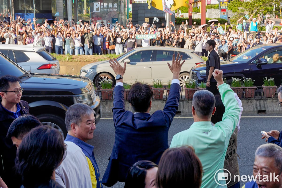 民進黨台北市長候選人沈伯洋陪同總統賴清德總到「天母三玉宮」參香祈福時，受到民眾熱烈的歡迎。 圖：張良一/攝