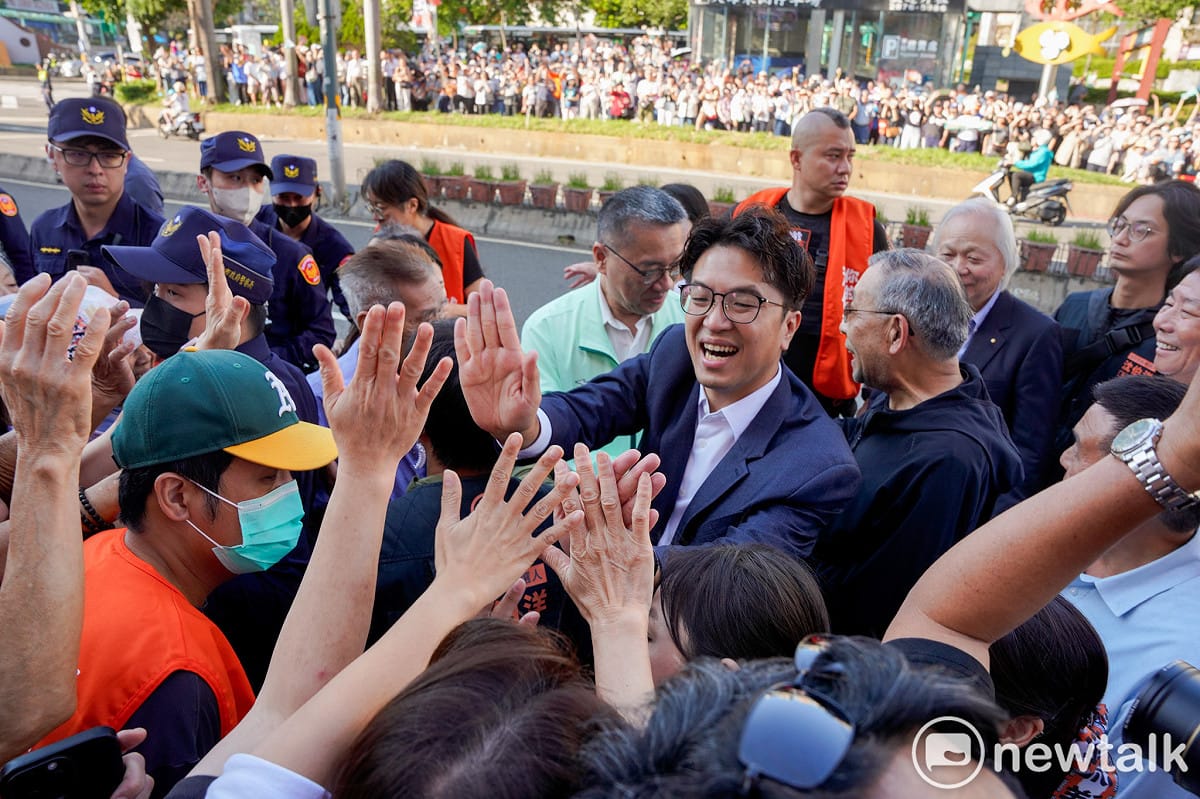 民進黨台北市長候選人沈伯洋陪同總統賴清德總到「天母三玉宮」參香祈福時，受到民眾熱烈的歡迎。 圖：張良一/攝
