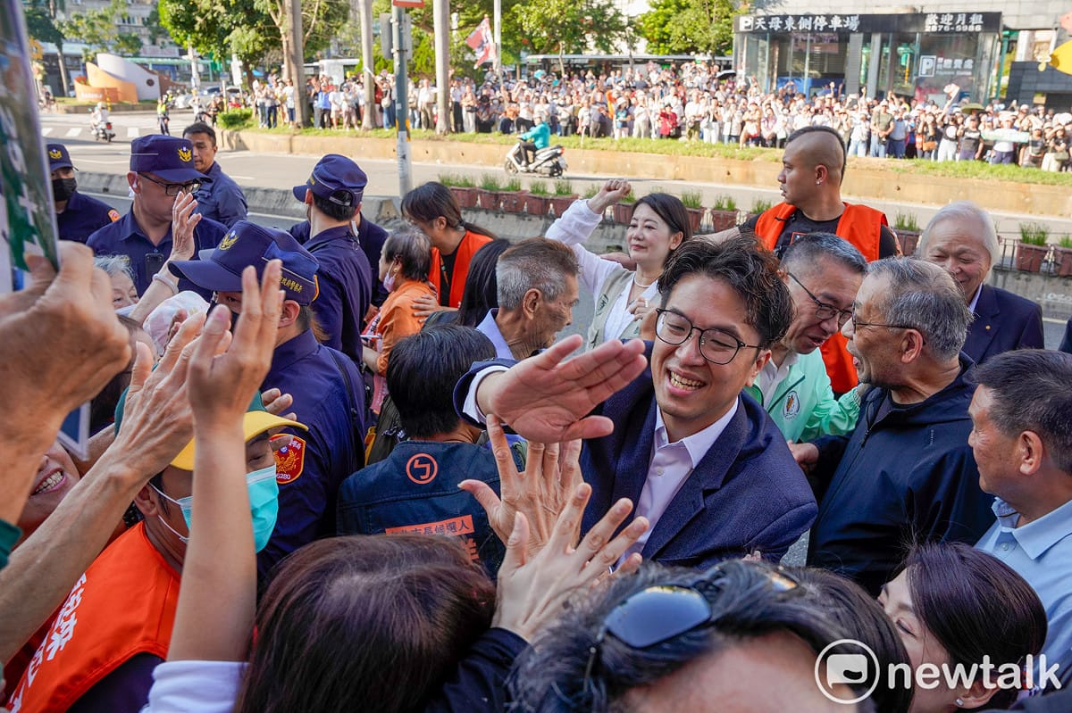 民進黨台北市長候選人沈伯洋陪同總統賴清德總到「天母三玉宮」參香祈福時，受到民眾熱烈的歡迎。 圖：張良一/攝