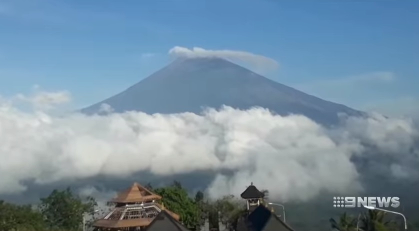 印尼峇里島阿貢火山(圖)近期可能爆發，外交部今（27）日提升峇里島旅遊警示燈號為橙色，印尼交通部也已備妥因應方案，允許受困外國旅客延長簽證。 圖：翻攝9 NEWS網站