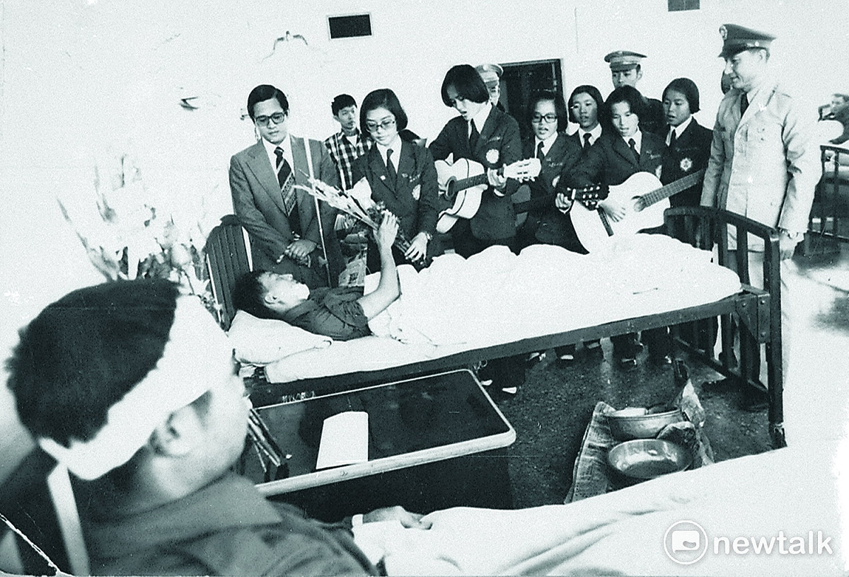 高雄的中山工商師生，獻花以及吉他伴奏獻唱 高雄歷史博物館提供