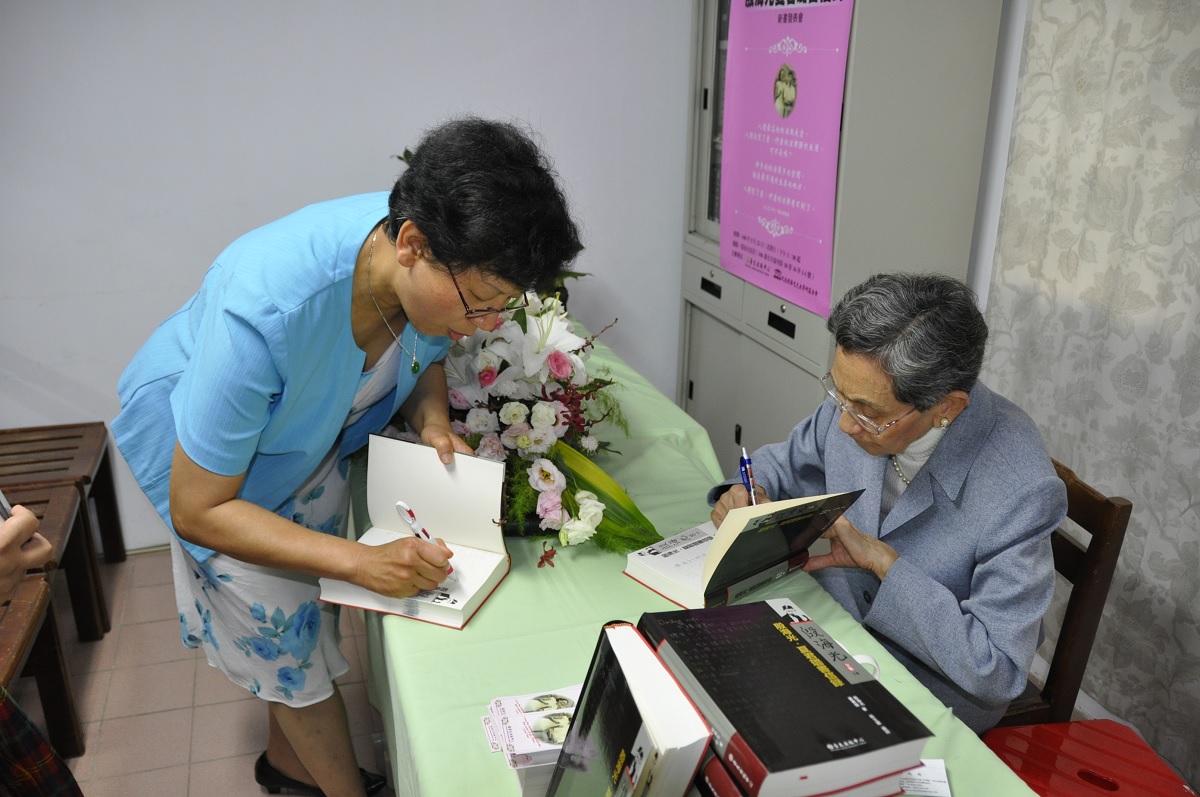 2011年間夏君璐（圖右）在殷海光基金會安排下返國，殷家故居發表《殷海光‧夏君璐書信錄》新書。  圖：陳香蘭／攝