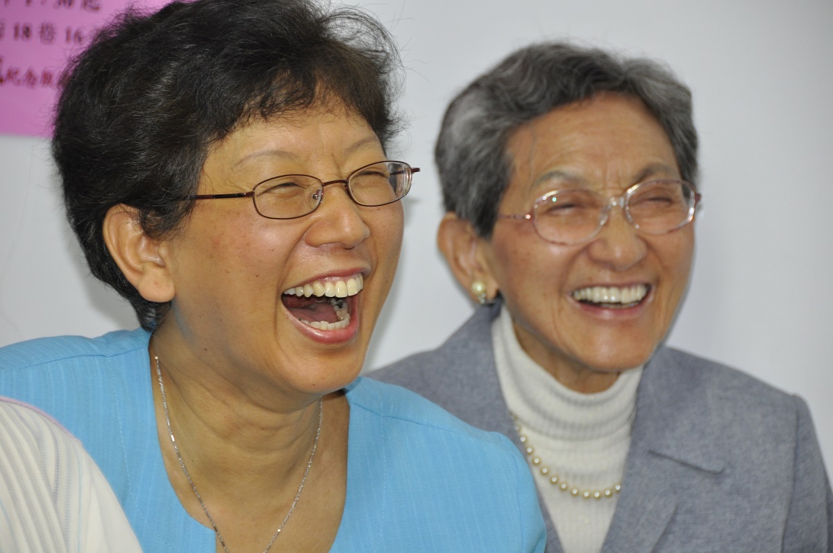 這樣的笑容，得來不易。殷海光與夏君璐的獨生女殷文麗（左），由母親獨立扶養長大並結婚生子，提起父親生前遭遇仍究是淚流滿面。而殷海光生前，希望女兒能夠在自由的土地上呼吸。 圖：陳香蘭／攝