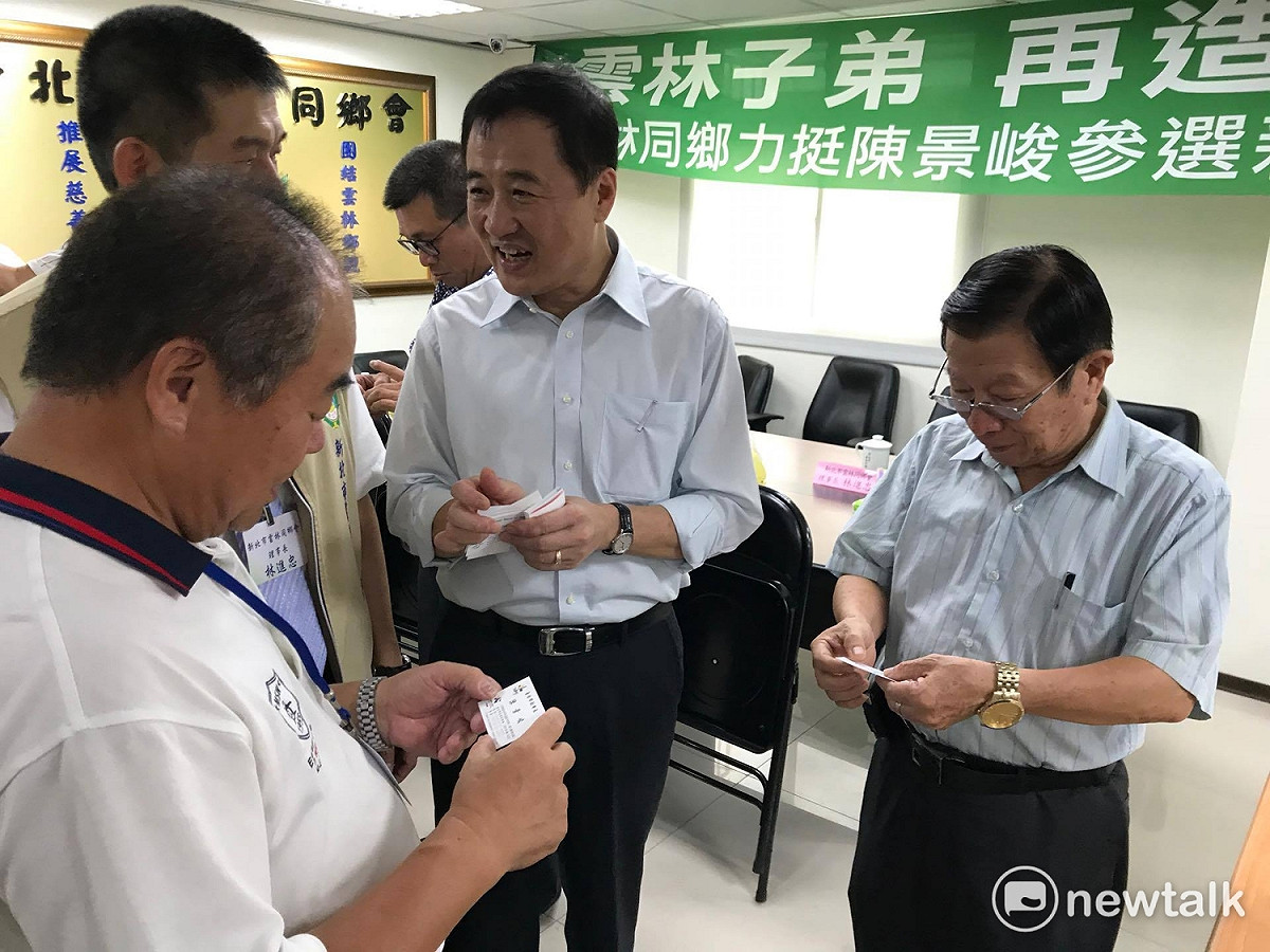 陳景峻與雲林同鄉會同仁話家常。
 圖：周煊惠 / 攝