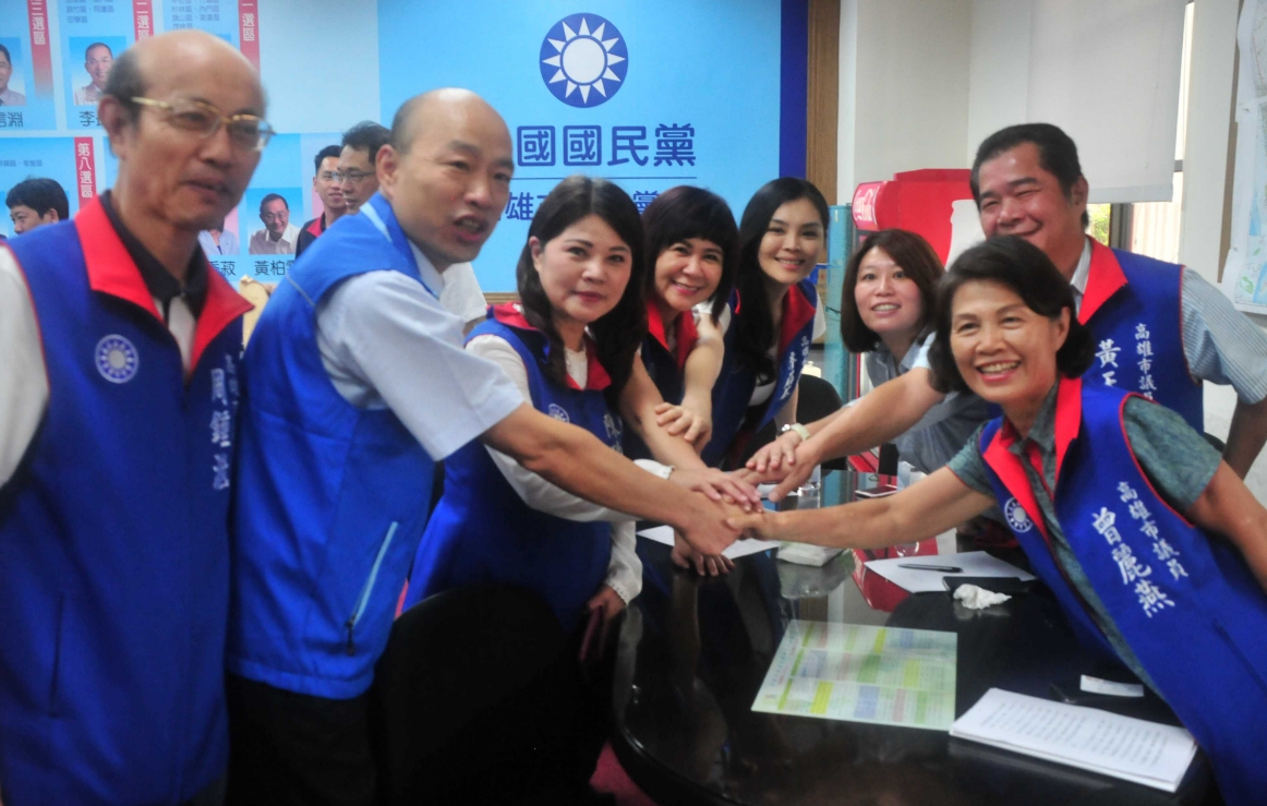 國民黨高雄市黨部主委韓國瑜今 (20) 日說，他將在4月10日宣布是否參選高雄市長。圖為韓國瑜首度高雄市議會督軍，與國民黨籍議員相互加油打氣，資料照片。 圖：國民黨部/提供