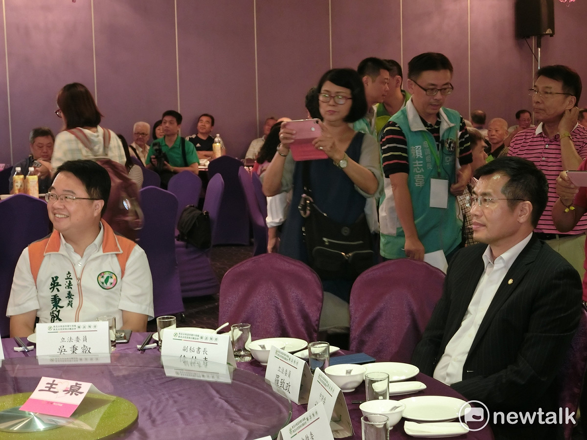 有意代表民進黨角逐新北市長的吳秉叡和羅致政，在餐會中隔著兩個座位，幾乎沒有交談。 圖：李書璇/攝