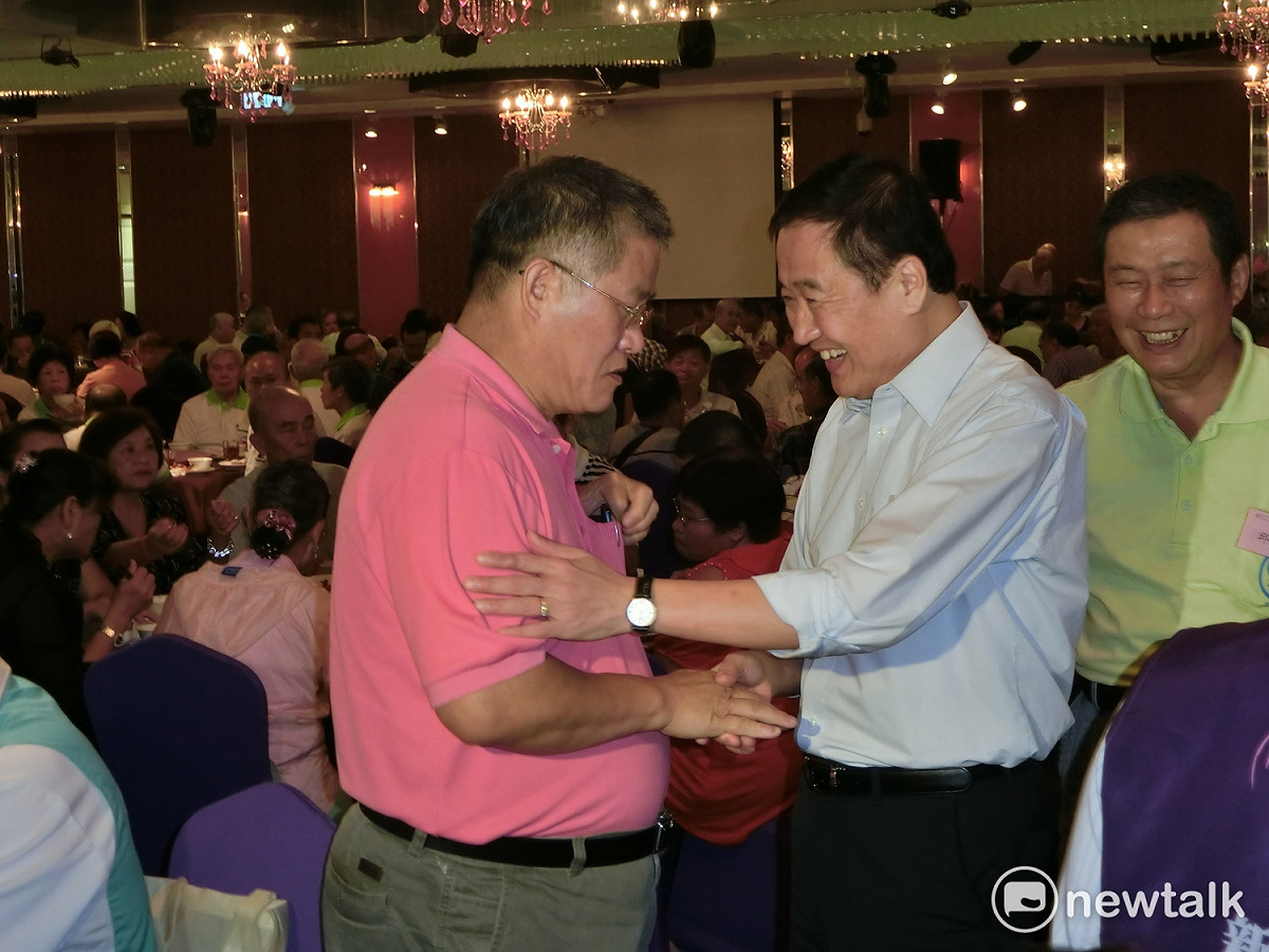 被傳出可能被黨徵召回新北選市長的陳景峻較晚抵達會場，但仍一一向現場黨員親切致意，不少黨員主動上前與他談話。 圖：李書璇/攝
