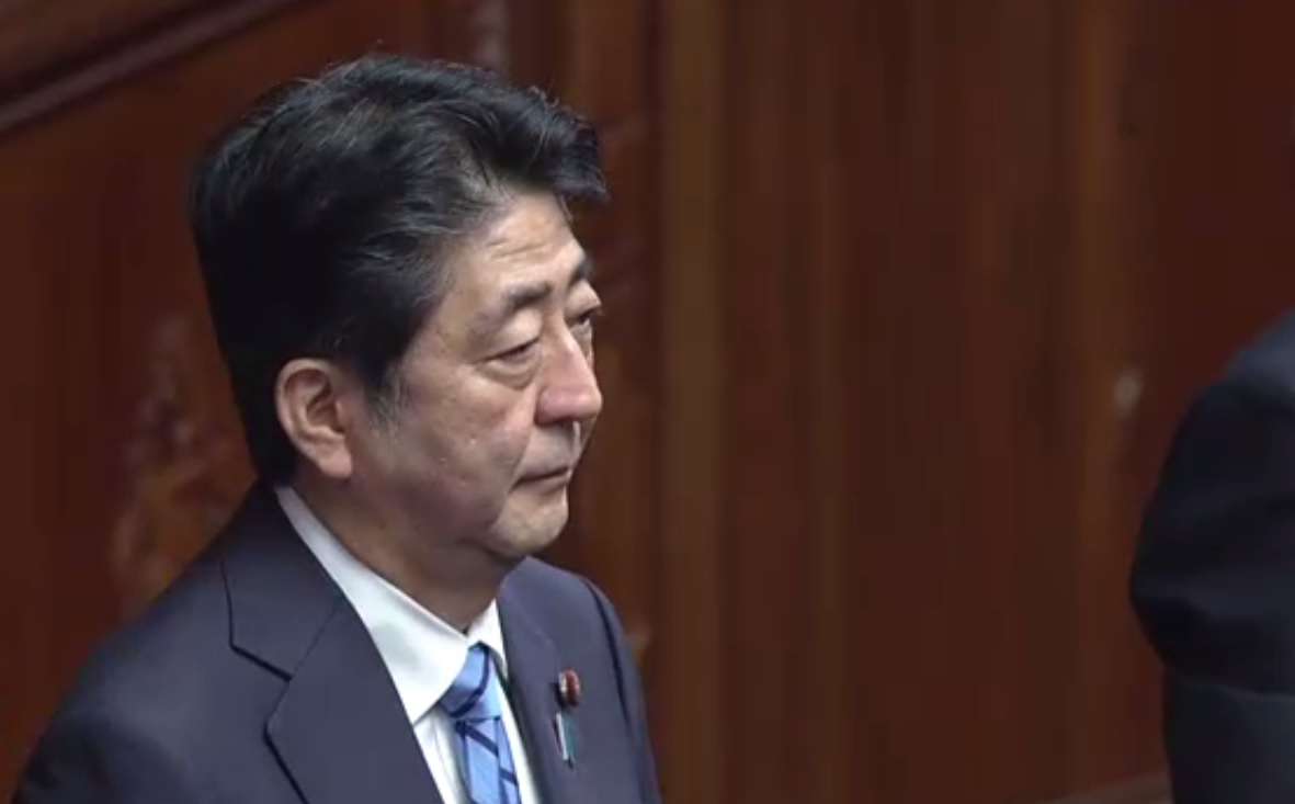 日本首相安倍晉三28日談到日本民進黨想和希望之黨整合時批評，為了選
舉聚在一塊、更換看板的政黨，是絕對不會有希望的。 圖：翻攝NHK