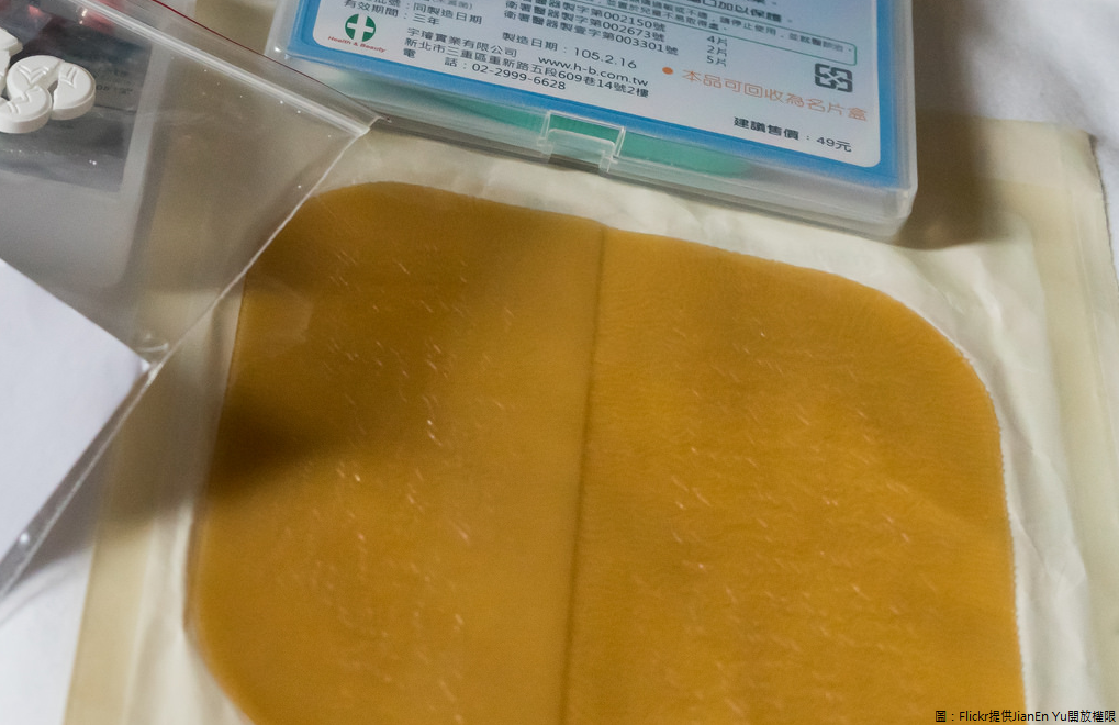食藥署特別說明，人工皮大多可黏貼2~3天，但如果使用期間如滲出液顏色改變、傷口化膿、出現異味或發燒，應暫停使用並立即就醫。 圖：Flickr提供JianEn Yu開放權限