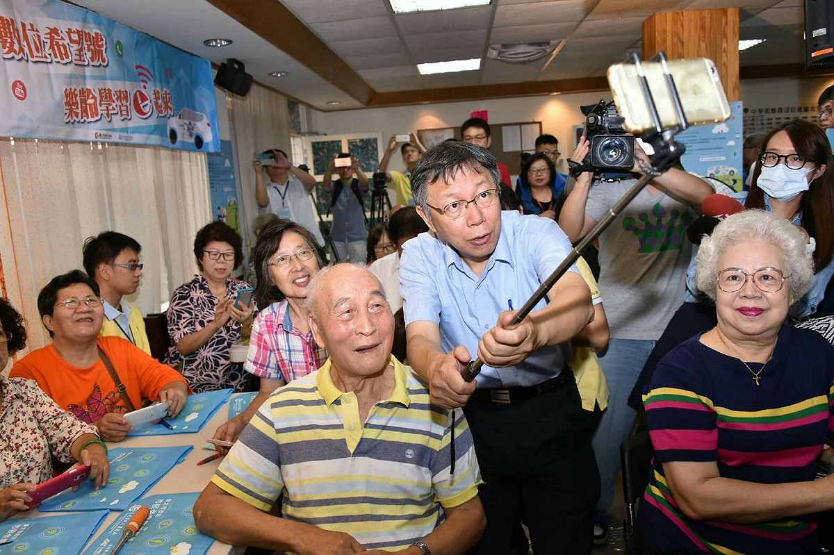 台北市長柯文哲與長者自拍。 圖：台北市政府 / 提供