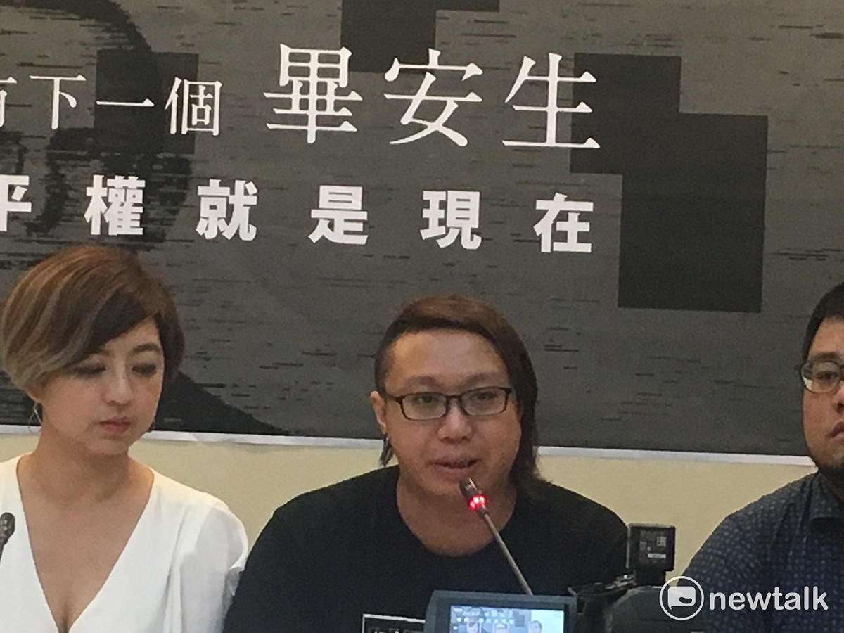 與會的胡勝翔哽咽的說，自己跟伴侶真的沒有時間了。即使已經共組家庭長達12年，有一紙同性伴侶關係證明，但兩人在法律上仍是陌生人。 圖：黃韋銓/攝
