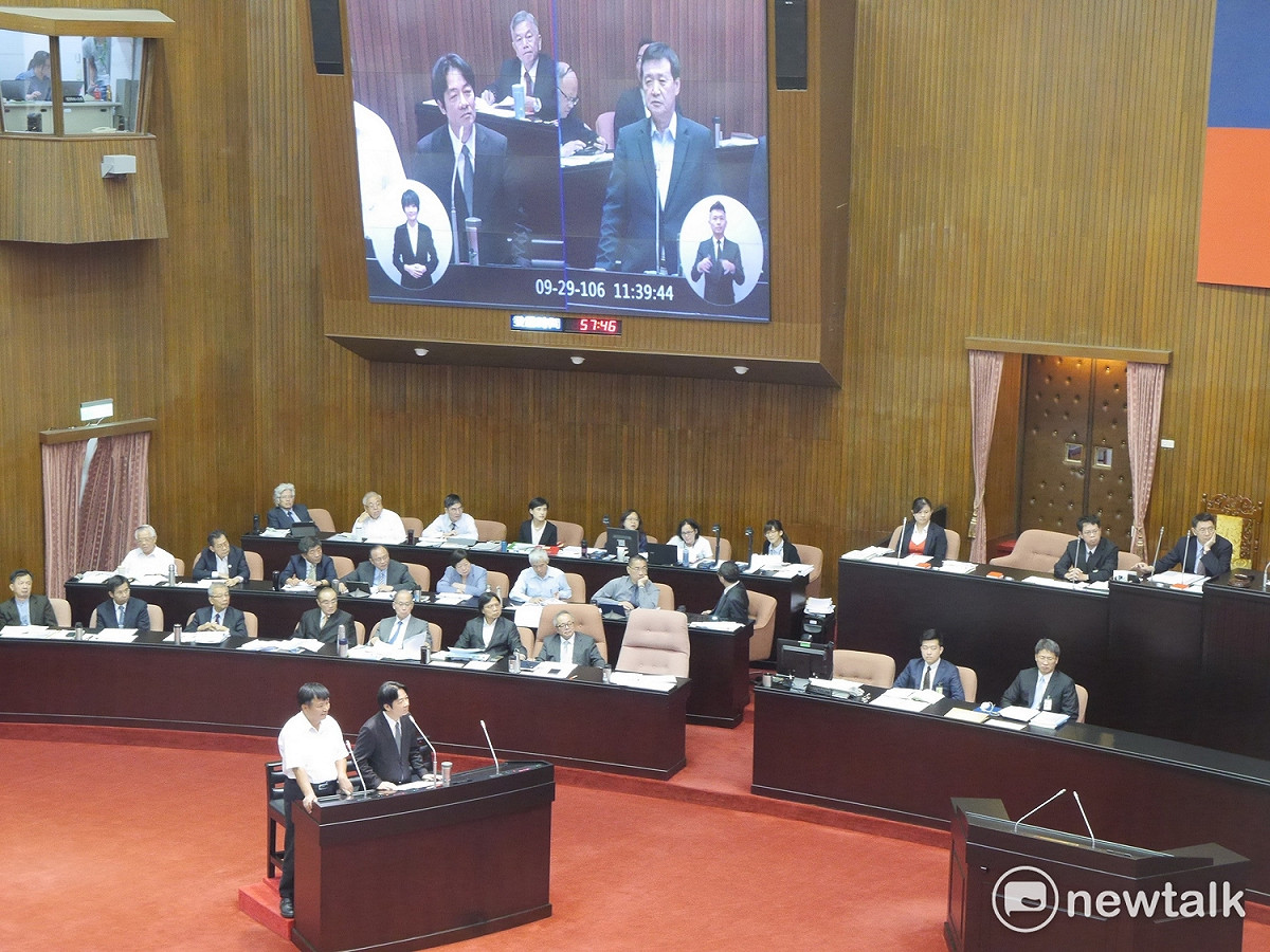 國民黨籍立委費鴻泰與曾銘宗上午聯合質詢，詢問行政院長賴清德是否繼續拆除蔣公銅像，賴清德回應，「我不會在行政院做這樣的要求，我明白跟你報告」。 圖：趙婉淳／攝