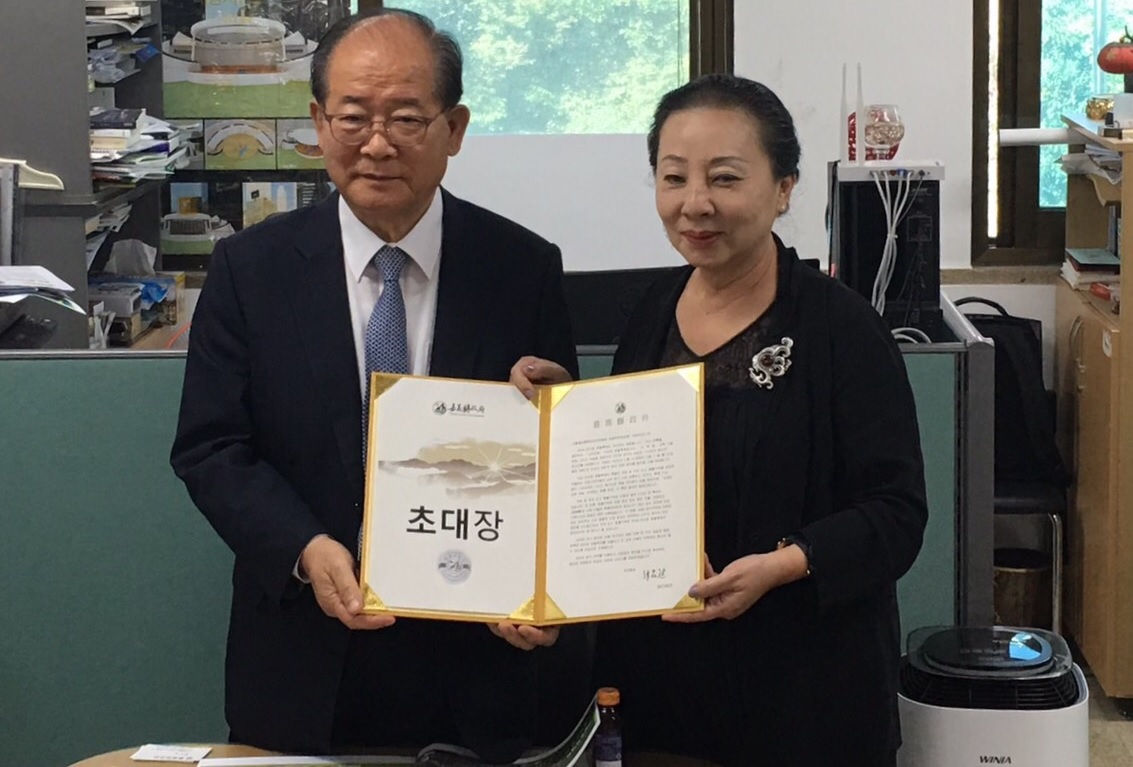 嘉義縣長張花冠(右)今(29)日飛往首爾，邀請首爾燈節委員會參加明年台灣燈會展燈，首爾燈節委員會委員長張炳鶴(左)當場同意展燈。 圖：嘉義縣政府／提供