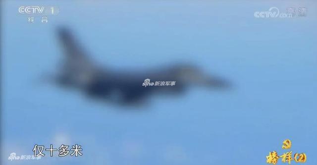 劉銳提到，雙方軍機「最近時距離僅十多米」，最終在對峙十分鐘後，對方戰機先行離開。 圖：翻攝自新浪軍事網
