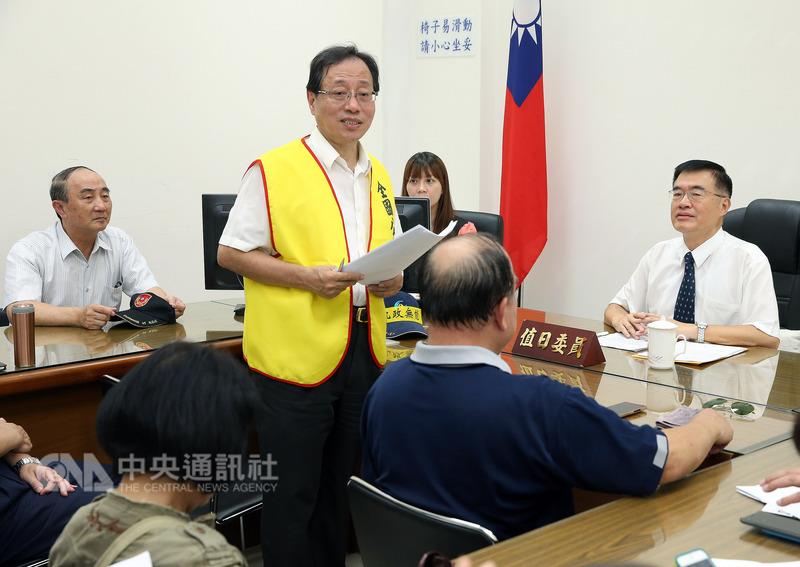 全國公務人員協會29日進行第五屆理事長及理監事改選，現任理事長李來希（前右2）順利連任。 圖 : 中央社