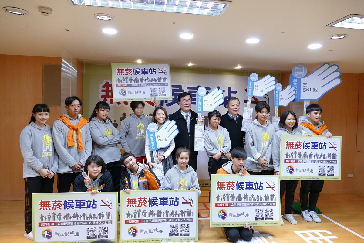 新北市日前公布轄內所有公車亭及公車站牌全面禁菸，違者開罰，從九月初實施至今開出三張罰單。 圖：新北市衛生局/提供