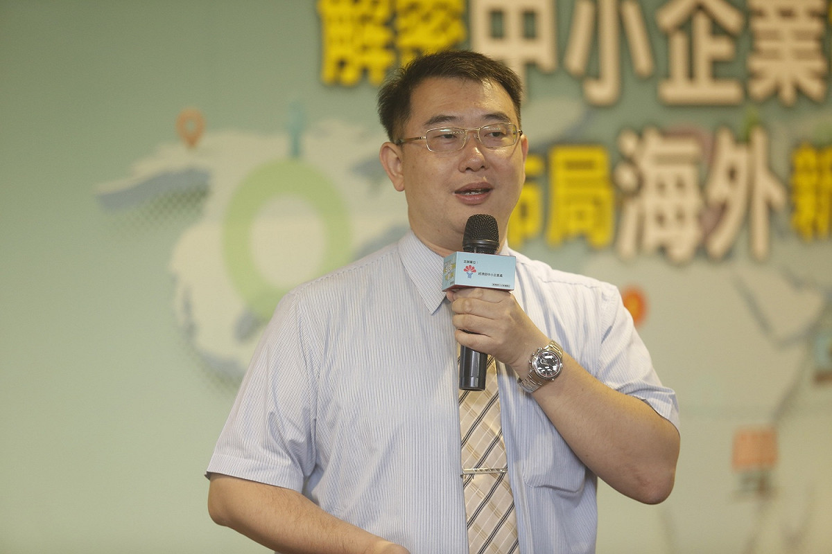 恆智重機股份有限公司副總經理翟清楠以「傳產轉型征戰海外新市場」為題，分享傳統起重機進化到智慧搬運機，整合海外經銷、代理及網路等跨境通路布局。 圖：中華軟協/提供