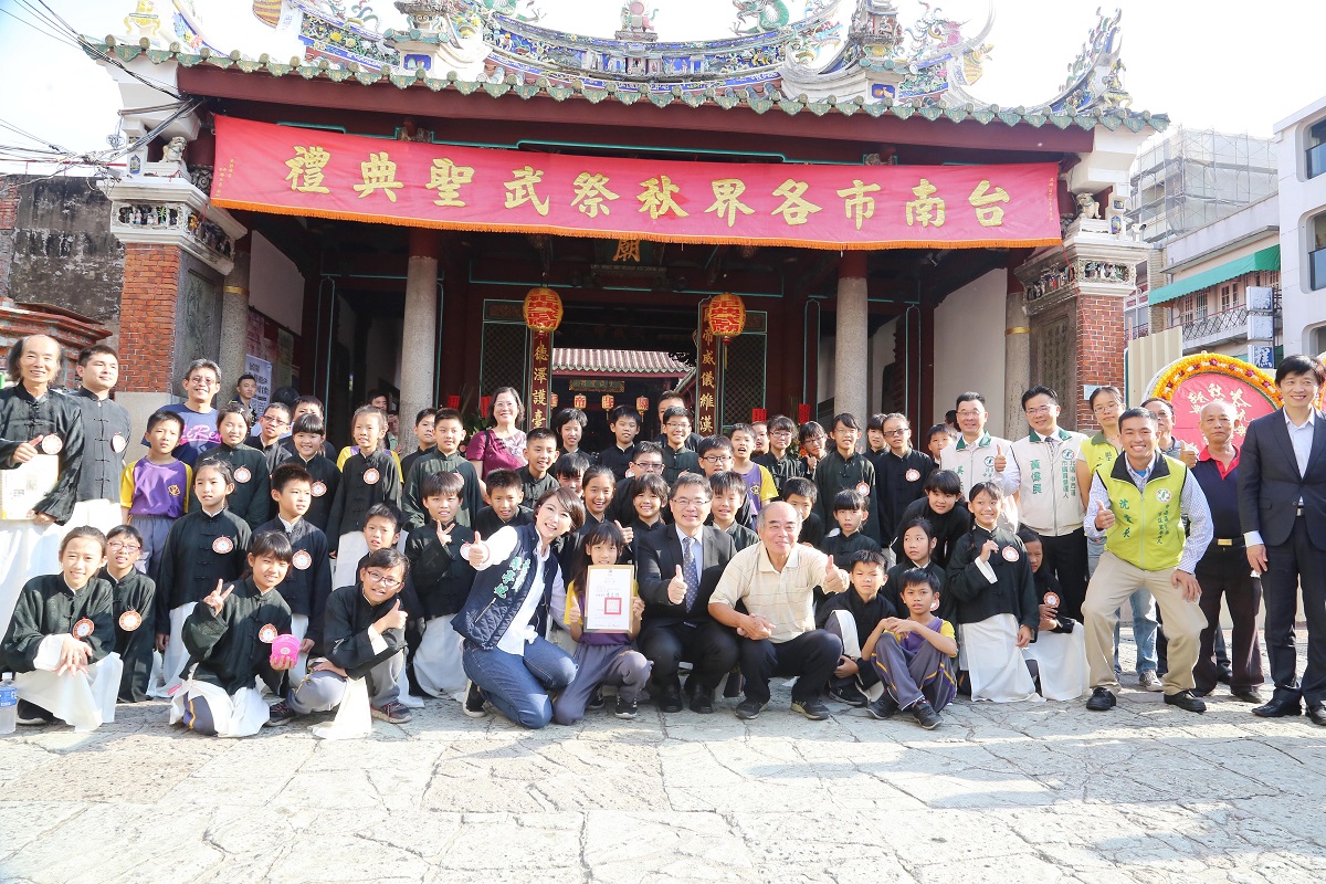 台南代理市長與立人國小擔任六佾舞學童合影 圖/台南市政府提供