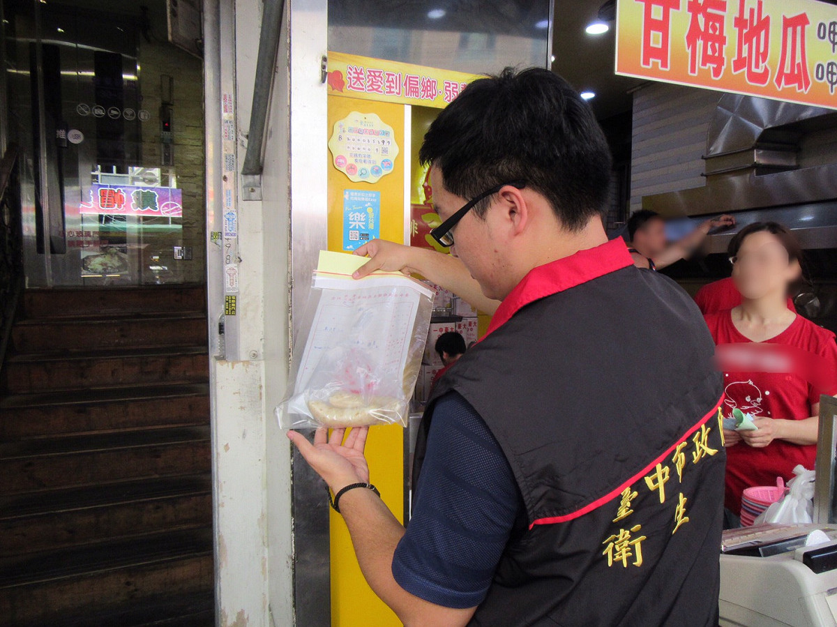 衛生局派員檢查台中市北區一中豪大雞排。 圖：台中市政府/提供