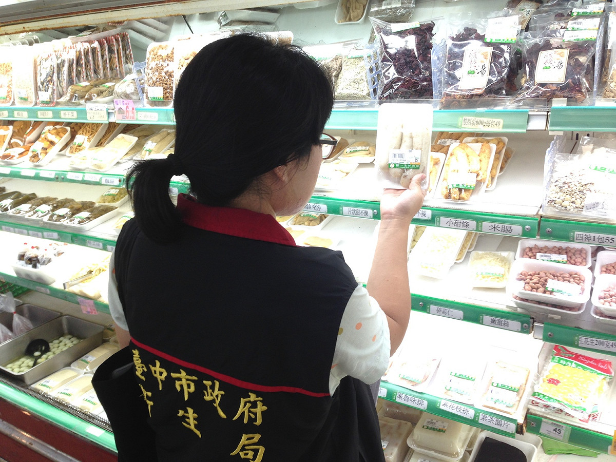 衛生局派員檢查大肚區台中超市。 圖：台中市政府/提供