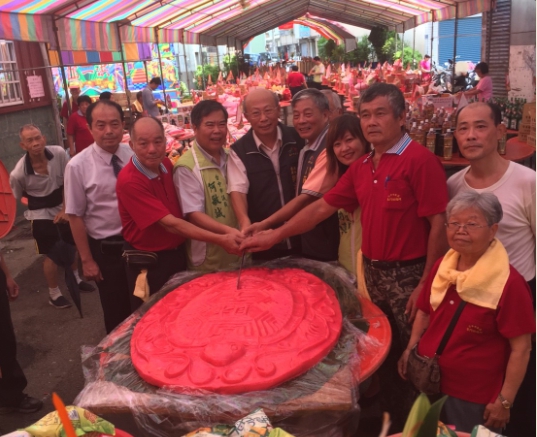台中市東區東門福德正神登龕紀念日，台中市長林佳龍及客家事務委員會主委劉宏基聯名敬獻120斤超大紅龜粄。 圖：台中市政府/提供