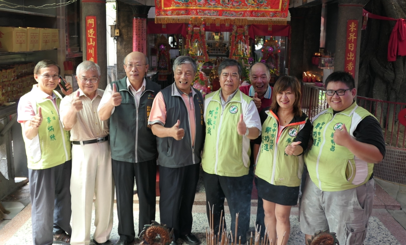 東區東門福德正神登龕紀念日，包括客委會劉宏基主委、市議員何敏誠、市議員邱素貞服務處代表、鄭功進服務處代表及東門里長莊錦聰等人均到場參拜。 圖：台中市政府提供