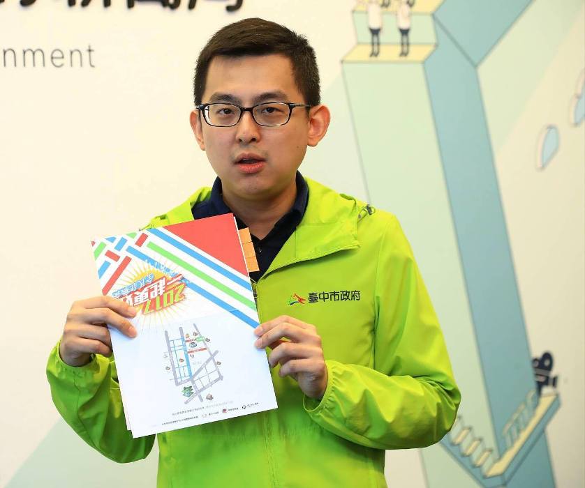 台中市政府新聞局長卓冠廷今(30)天表示，國慶晚會邀請卡上明顯寫到「國慶晚會」，而且正反兩面也各出現1次「中華民國」。 圖：台中市政府/提供